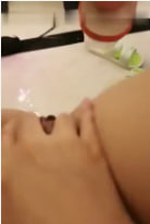 沙发跪姿翘臀诱惑！细腰蜜桃臀私处特写，完美身材性感爆表